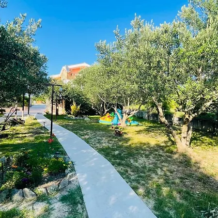 Lovely With Garden - Zadar アパート