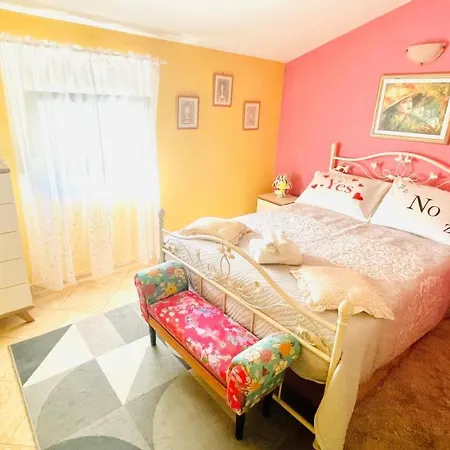Lovely With Garden - Zadar アパート Crno