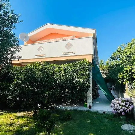 Lovely With Garden - Zadar Apartmán