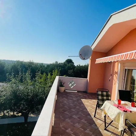 Lovely With Garden - Zadar Apartmán