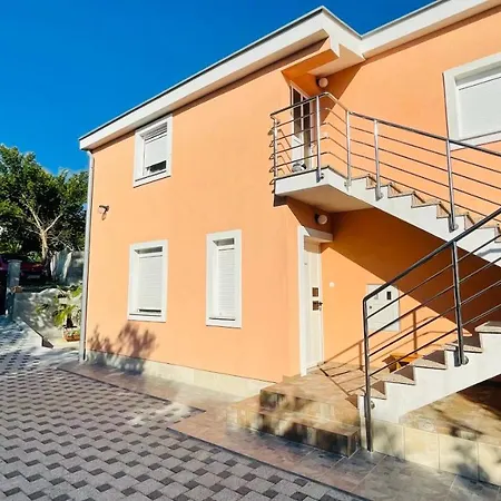 Lovely With Garden - Zadar Apartment